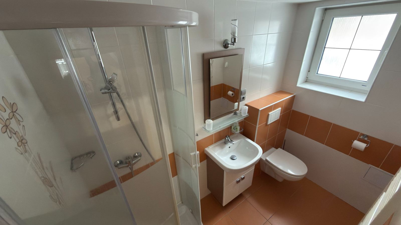 Kúpeľňa so sprchovacím kútom, umývadlom a toaletou
