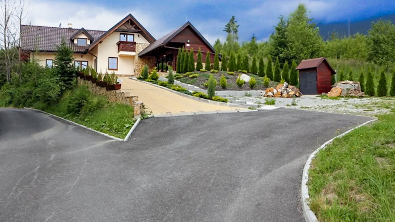 Vila Falco v Hornom Smokovci – dom s príjazdovou cestou a parkoviskom, okolo smreky a zeleň